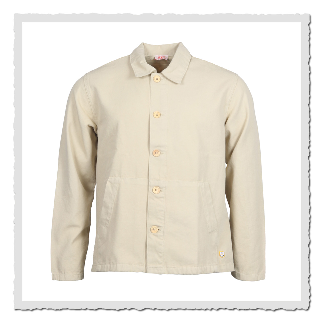 Armor Lux Fischerjacke aus sandbeigem Canvas für Herren, gerade geschnitten, mit Knopfleiste und Eingrifftaschen im maritimen Heritage-Stil.